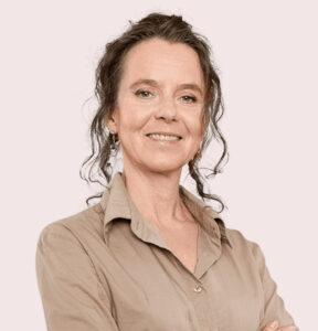 Carmen Taytebaum 1-beige achtergrond